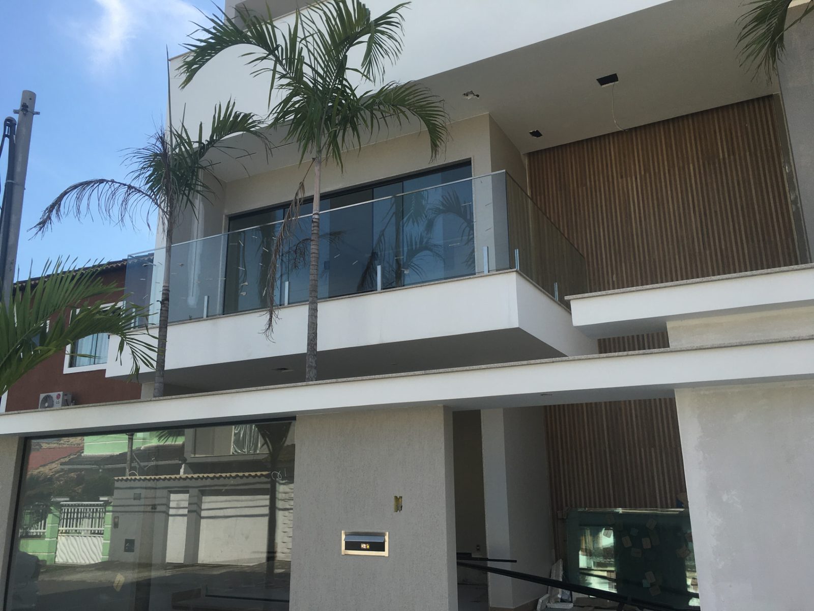 Sacada com guarda-corpo de vidro instalada pela Rcastro Vidros no Rio de Janeiro